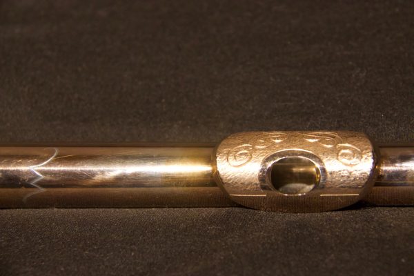 Close-up of engraved gold lip plate on Jeff Weissman silver headjoint
