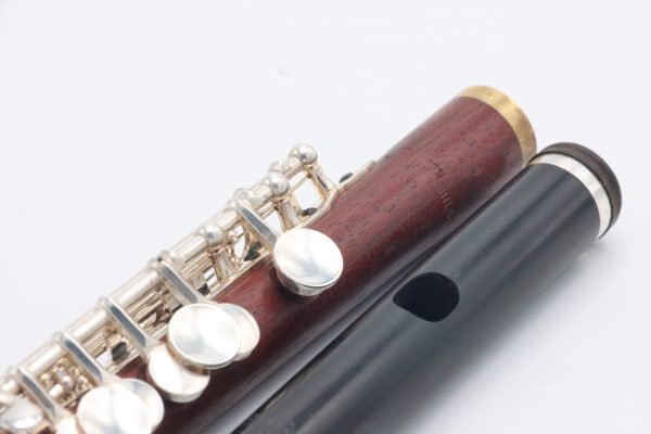 Sedona Rosewood Piccolo with grenadilla headjoint – detailed view of rosewood body and engraved maker’s mark