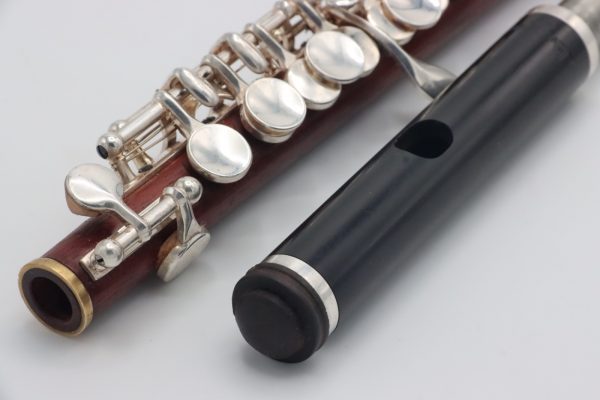 Sedona Rosewood Piccolo with grenadilla headjoint – close-up of grenadilla headjoint tenon and rosewood body