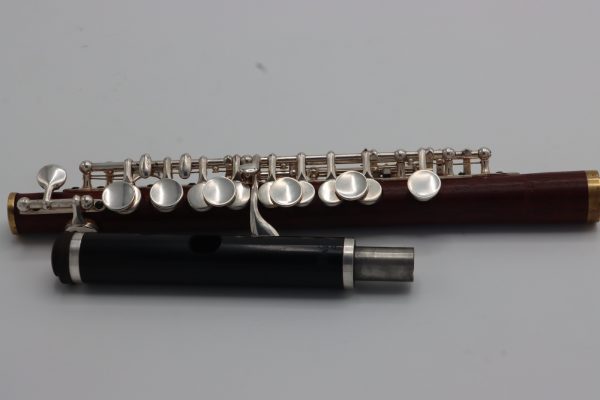 Sedona Rosewood Piccolo with grenadilla headjoint – angled view showing silver-plated keys and body grain