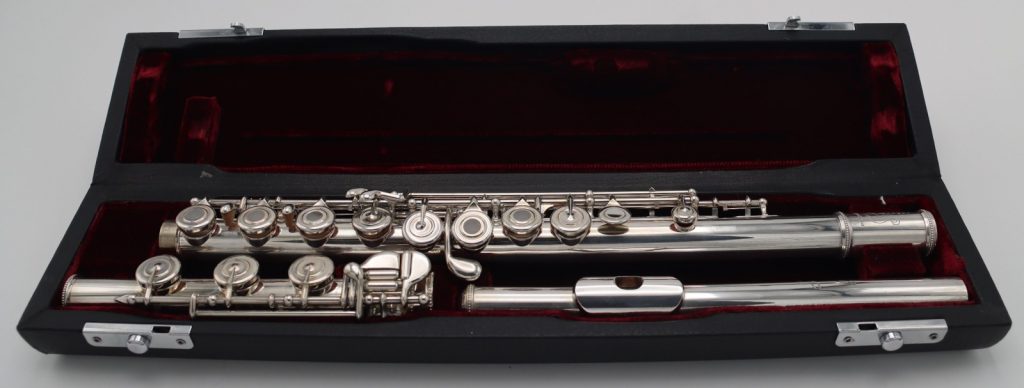 Samperi Spectrum flute with solid silver headjoint and 14k gold riser displayed in a velvet-lined case.
